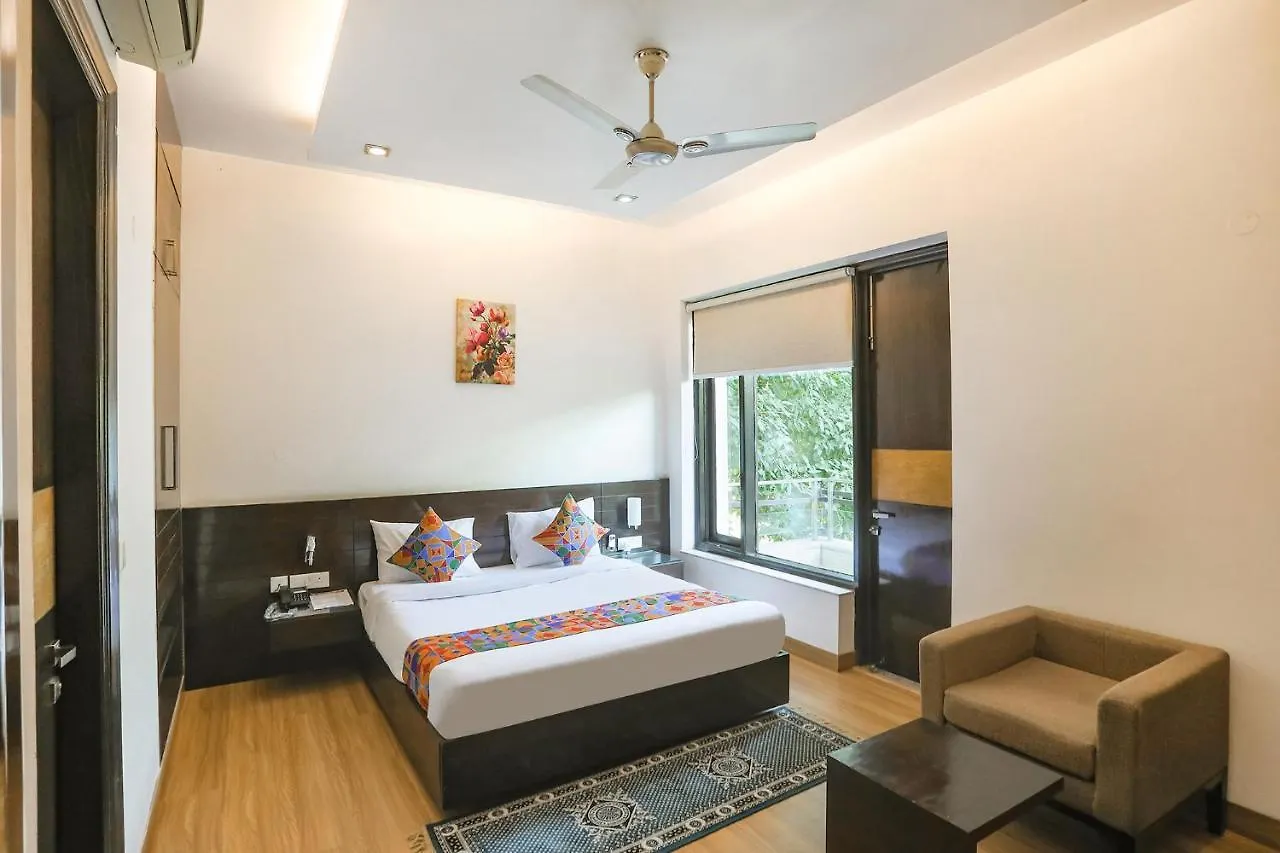 Fabhotel Rivlet Residency Gurgaon 3*,